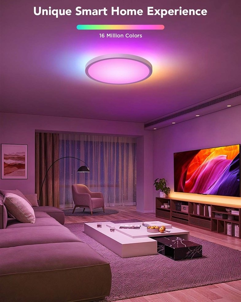 Govee Ceiling Light 1s RGBICWW inštalované v modernej obývacej izbe s farebným podsvietením