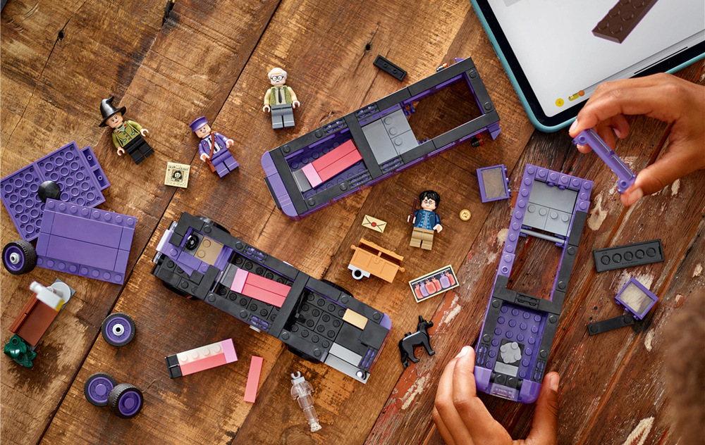 Stavebnica LEGO® Harry Potter™ 76446 Dobrodružství v záchranném kouzelnickém autobusu Pohyblivé postele, kývajúci luster a Harryho kufor približujú deťom chaotickú jazdu z filmu.