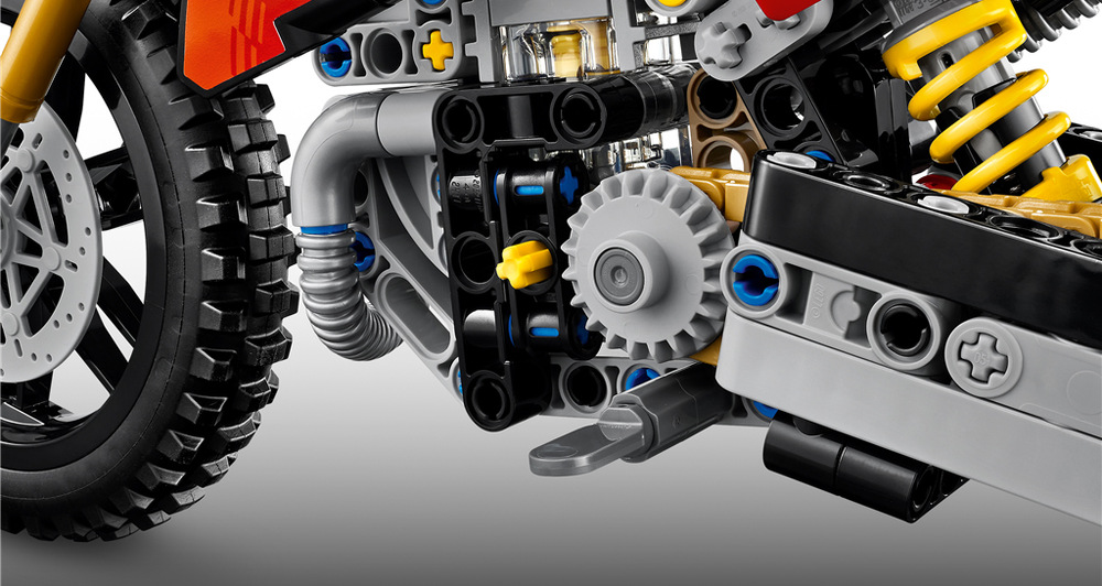 Stavebnica LEGO® Technic 42238 Motorka Ducati Desmo450 MX Factory Motorku je možné po dokončení vystaviť a vďaka výraznému prevedeniu sa stane ozdobou izby.