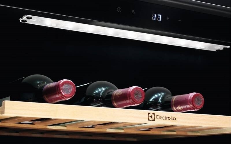 Vínotéka Electrolux EWUS052B5B čierna