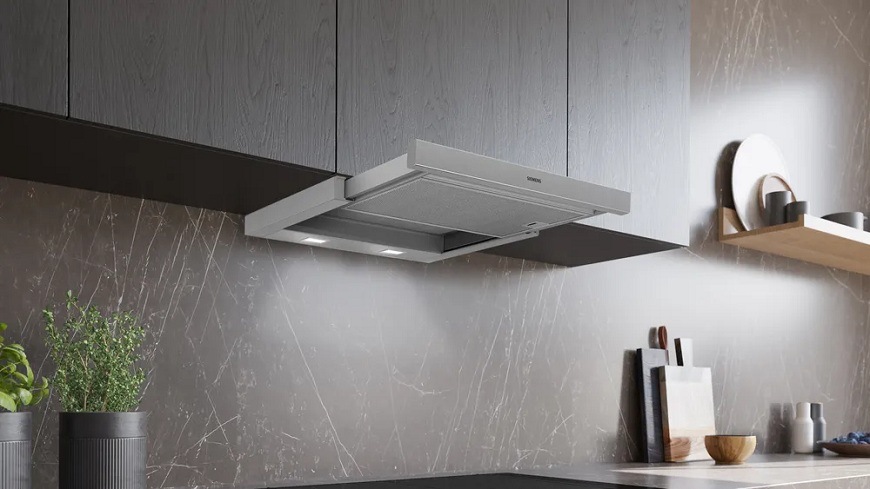 Odsávač pár Siemens iQ100 LI63LB526 strieborný Výsuvný vysávač Siemens LI63LB526 v kuchynskej linke