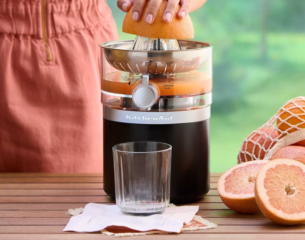 Lis na citrusy KitchenAid 5KCJR160BM (bez batérie) čierny Lifestylová fotografia bezdrôtového lisu na citrusy KitchenAid pri používaní