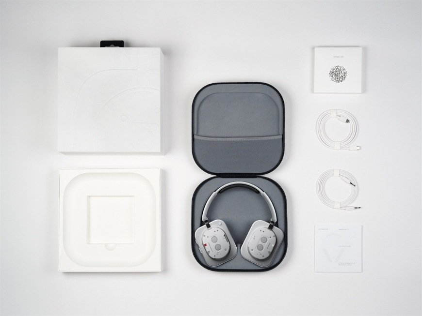 Balenie s puzdrom, slúchadlami Nothing Headphone (1) a ďalším príslušenstvom