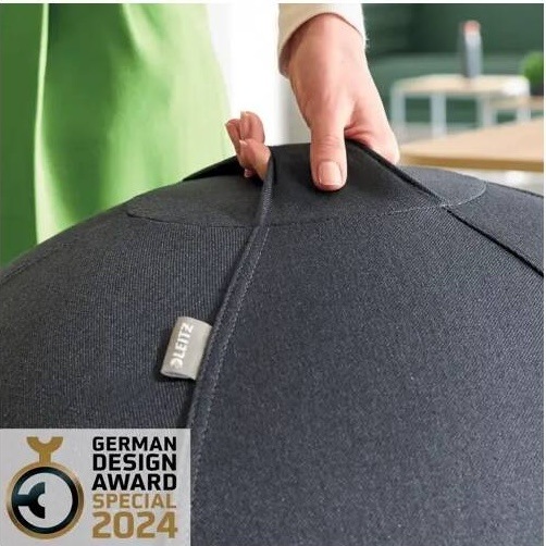 Sedacia lopta Leitz Ergo Cosy Dark Grey sivý Detail rukoväte sedacej lopty Leitz s logom značky a ocenením German Design Award 2024″ width=