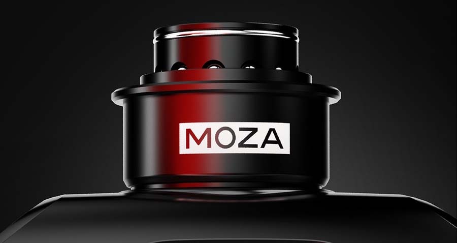 Detailný záber na rýchlopínací mechanizmus volantu s označením Moza, ktorá sa vyznačuje moderným, profesionálnym dizajnom a je umiestnená na pozadí s tmavým prechodom.