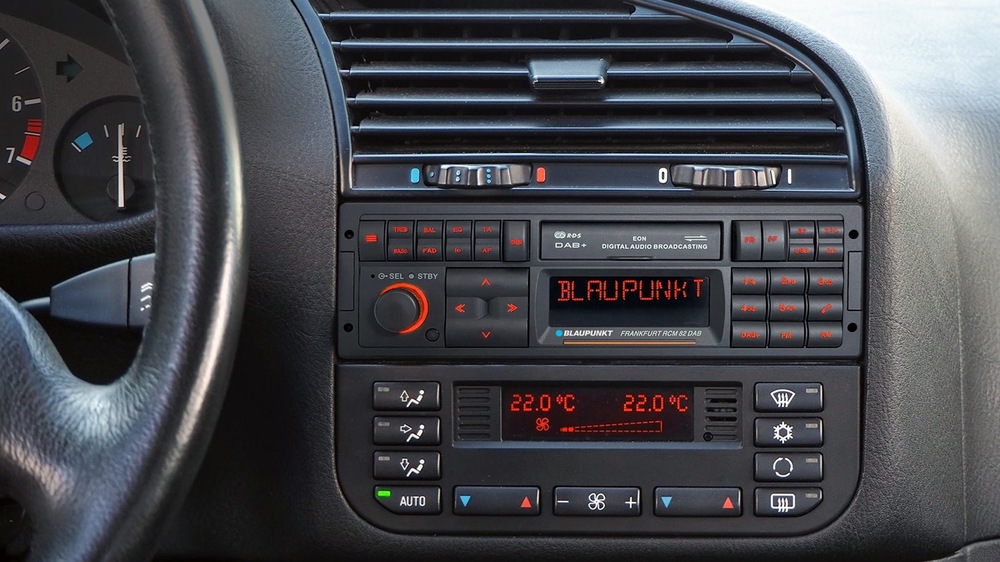 Autorádio Blaupunkt Frankfurt RCM 82 DAB čierne Autorádio Blaupunkt Frankfurt RCM 82 DAB a pohľad na palubnú dosku