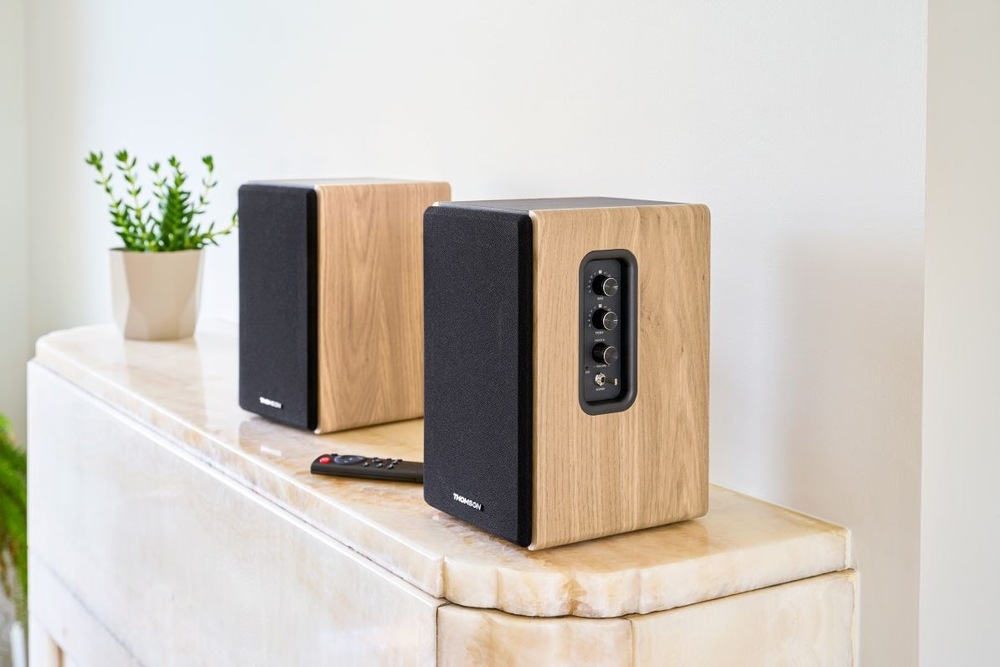 Reproduktory Thomson WS902DUO (2 ks) hnedé Reproduktory Thomson WS902DUO na komode v interiéri