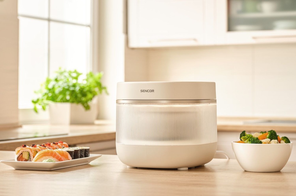 Ryžovar Sencor SRM 2000WH Low Carb Ryžovar Sencor SRM 2000WH Low Carb na kuchynskej linke vedľa tanier sushi a miska so zeleninou
