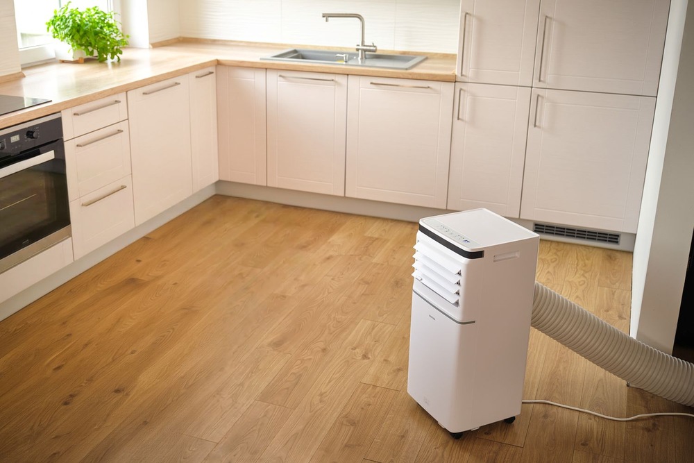 Mobilná klimatizácia Sencor SAC MT7042C Wi-Fi, 7 000 BTU/h biela Kompaktní mobilní klimatizace Sencor SAC MT7042C spolehlivě ochladí i moderní světlou kuchyni a snadno zapadne do jejího interiéru.