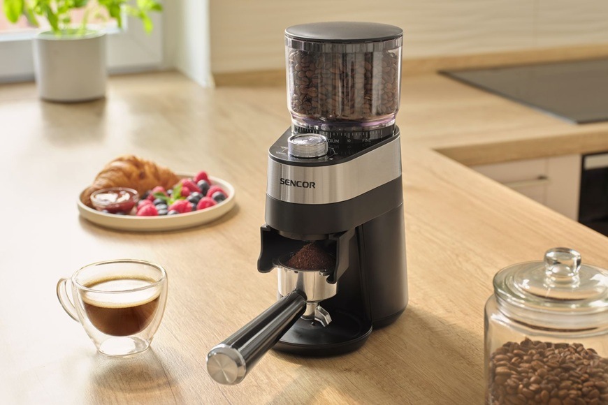 Mlynček na kávu Sencor SCG 5060BK čierny Elektrický mlynček na kávu Sencor SCG 5060BK umožňuje mletie priamo do páky na espresso vďaka praktickému adaptéru pre rýchlu a pohodlnú prípravu čerstvej kávy.