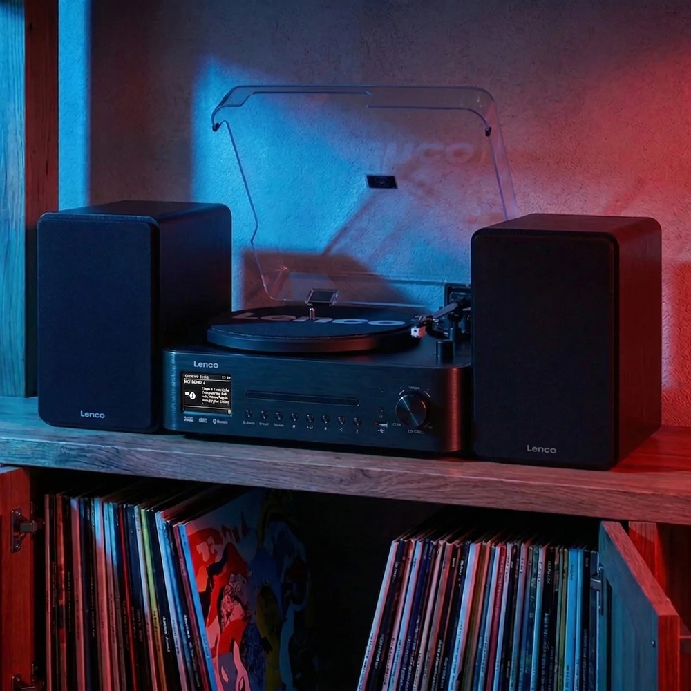 Mikro HiFi systém Lenco MC-760 čierny Mikrosystém Lenco MC-760 s gramofónom a reproduktormi pri večernom počúvaní vinylových dosiek