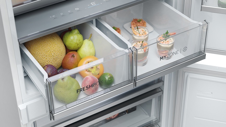 Chladnička s mrazničkou Haier HBW7719C digitálny displej a otvorené špeciálne zásuvky fresh box a my zone vnútri vstavané chladničky haier ID Titanium 6 HBW7719C naplnené potravinami