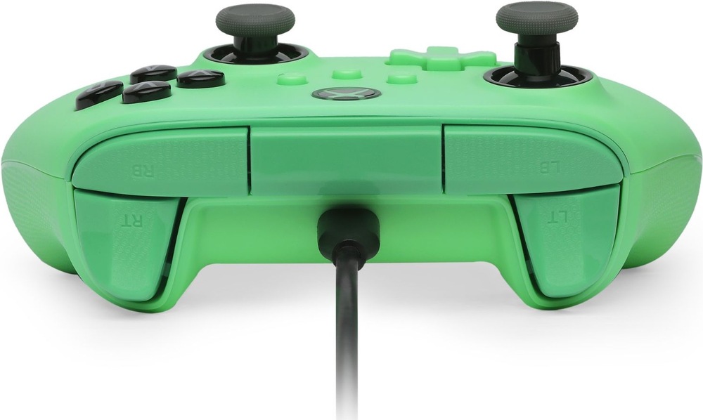 Gamepad PowerA Advantage Plus - Xbox zelený Na obrázku je herný ovládač PowerA Advantage Plus zachytený zozadu a zospodu. Sú vidieť horné spúšte LT a RT, tlačidlá LB a RB a pripojovací kábel vyvedený zo stredu ovládača. Rukoväte majú výrazne textúrovaný protišmykový povrch pre istejšie držanie. Na zadnej strane sa nachádza aj dvojica programovateľných tlačidiel, ktorým je možné priradiť vybrané herné funkcie pre rýchlejšie a pohodlnejšie ovládanie počas hrania.