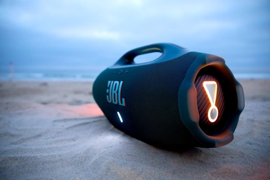 Prenosný reproduktor JBL Boombox 4 čierny Prenosný reproduktor JBL Boombox 4 na pláži