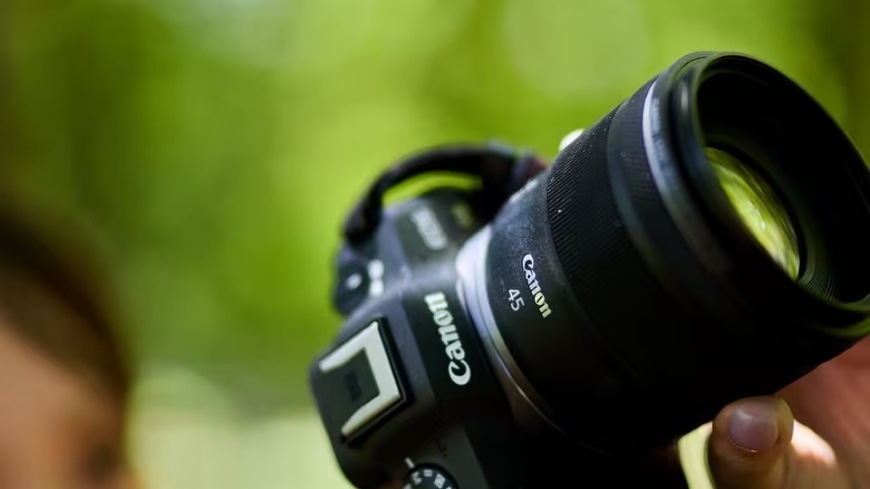 Objektív Canon RF 45 mm f/1.2 STM čierny Detail zaostrovacieho krúžku objektívu Canon RF 45 mm f/1.2 STM
