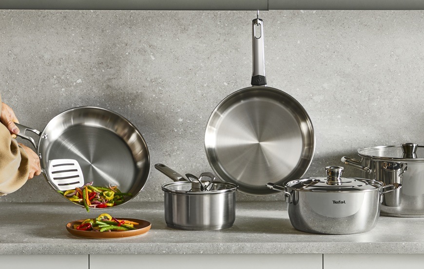 Panvica Tefal Extreme G7620404, 24 cm nerez Sada riadu položená na kuchynskej linke.