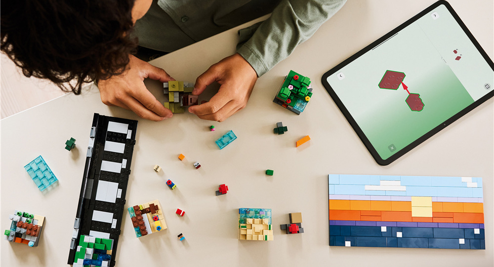 Stavebnica LEGO® Minecraft® 21589 Mini biomy Päť biomov zachytáva rozmanité prostredia Minecraftu plné jaskýň, chrámov, vodopádov, vrakov a ďalších detailov.