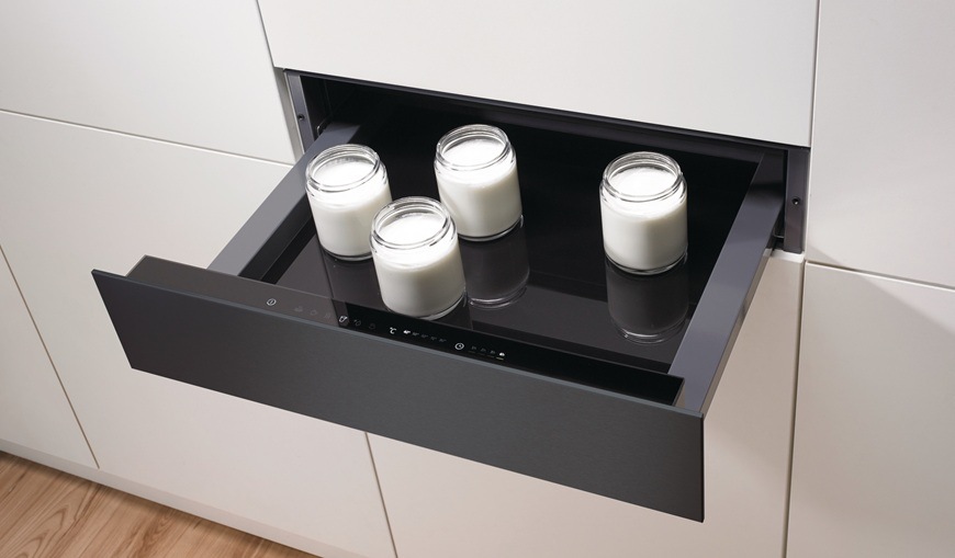 Ohrievacia zásuvka Gorenje WD1410BG čierna/sklo Ohrevná zásuvka Gorenje WD1410BG je vysunutá a vo vnútri sú uložené poháre a bielym domácim jogurtom.