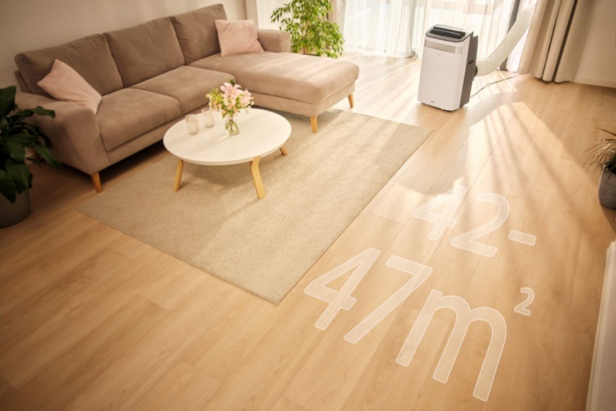 Mobilná klimatizácia Sencor SAC MT1270C EXTRASILENT efektívne ochladí miestnosti o veľkosti 42–47 m2 a zaistí príjemnú klímu v modernej obývacej izbe počas horúcich letných dní.