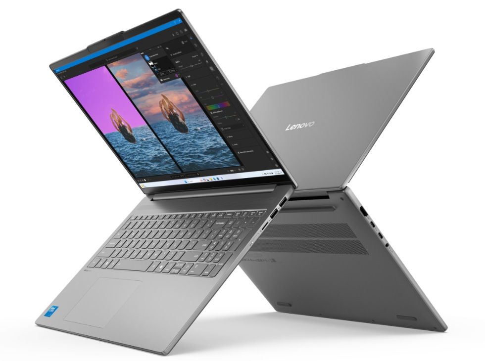 Notebook Lenovo IdeaPad Slim 3 16IMH11 sivý Dva otvorené a zapnuté notebooky Lenovo IdeaPad Slim 3 16IMH11