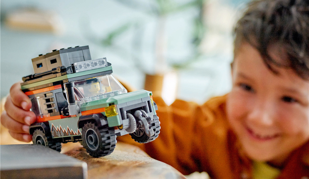 Stavebnica LEGO® City 60447 Terénní horské nákladní auto 4x4 Terénne nákladné auto s funkčným navijakom umožňuje deťom rozohrávať dobrodružné výpravy plné prekážok a záchranných misií.