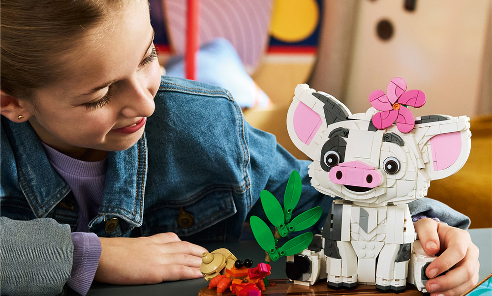Stavebnica LEGO® │ Disney 43292 Pua Pua môže zasadnúť na plť s krabom a tropickými doplnkami, ktoré deťom rozšíria možnosti námorných dobrodružstiev.