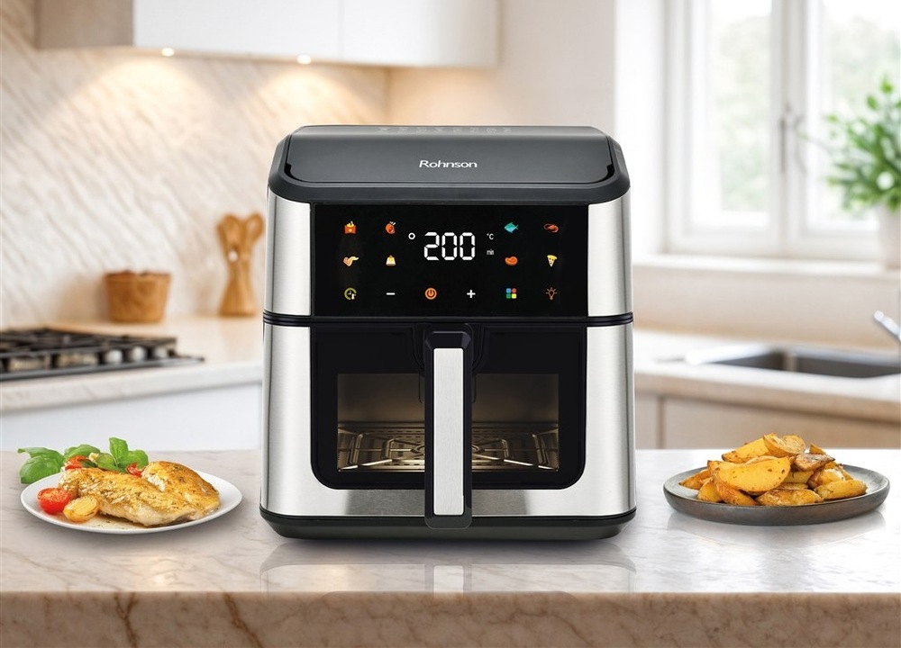 Fritéza teplovzdušná Rohnson R-2892, 3,5 l / 6,5 l čierna Teplovzdušná fritéza Rohnson R-2874 na kuchynskej linke, v pozadí je vidieť zvyšok kuchyne, vedľa fritézy leží z každej strany tanier s nachystaným vyprážaným jedlom