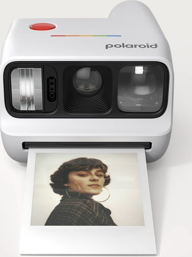 Instantný fotoaparát Polaroid Go Gen 3 čierny Fotoaparát Polaroid Go Gen 3 s vytlačeným portrétom ženy