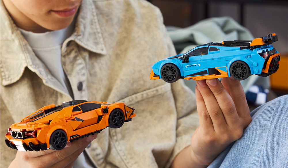 Stavebnica LEGO® Speed Champions 77238 Lamborghini Revuelto a Huracán STO Dve minifigúrky vodičov umožnia deťom organizovať preteky Lamborghini a zapojiť do hry aj ďalšie modely.