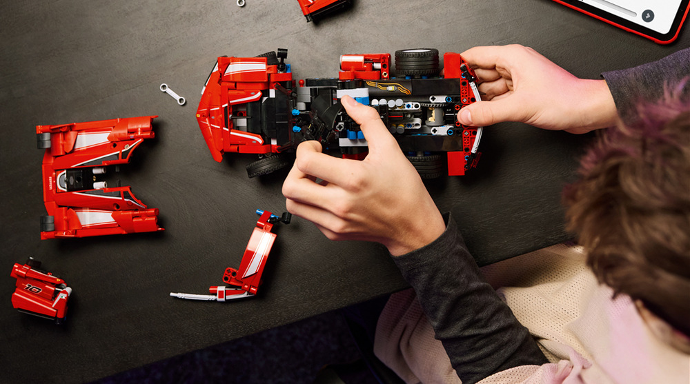 Stavebnica LEGO® Technic 42212 Ferrari FXX K Ferrari FXX K zaujme ako výstavný model aj zábavný projekt s digitálnym návodom v aplikácii LEGO Builder.