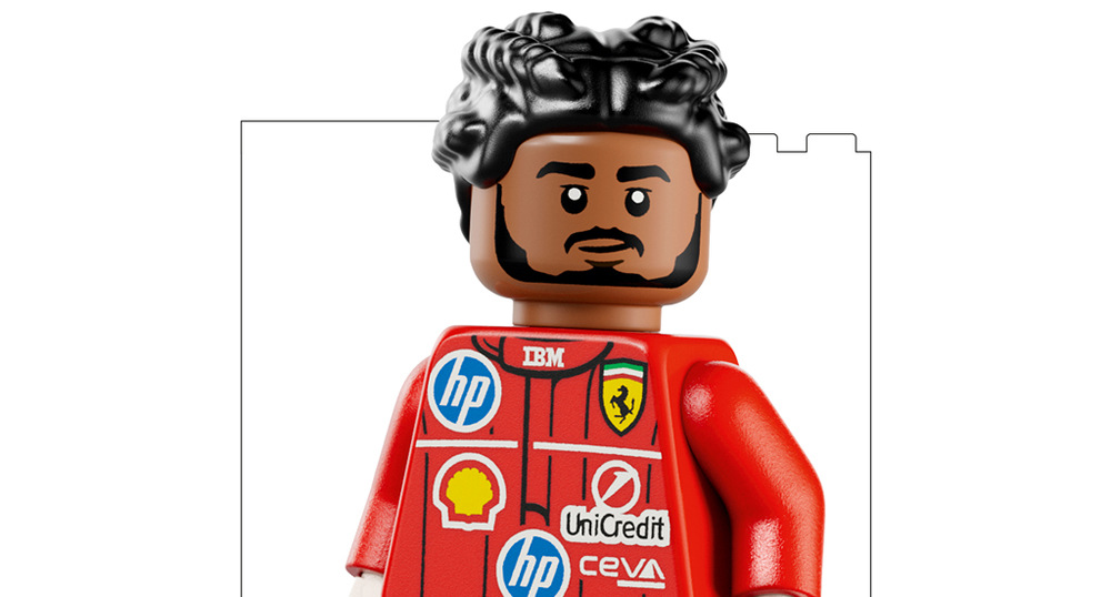 Stavebnica LEGO® Editions 43022 Helma Lewis Hamilton ze Scuderia Ferrari HP Helma meria 18 × 11 × 13 cm a môžete ju vystaviť alebo kombinovať s ďalšími modelmi inšpirovanými F1.