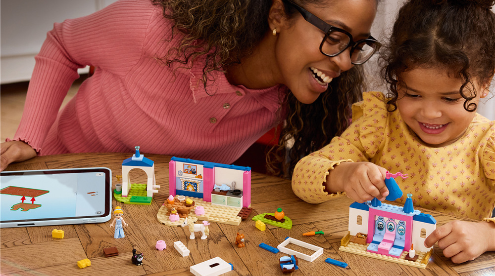 Stavebnica LEGO® │ Disney 43283 Popoluškin zámok a zvieratká Dvojposchodový zámok ponúka kuchyňu, spálňu i stajňu, kde Popoluška so zvieracími kamarátmi zažíva rozprávkové chvíle.