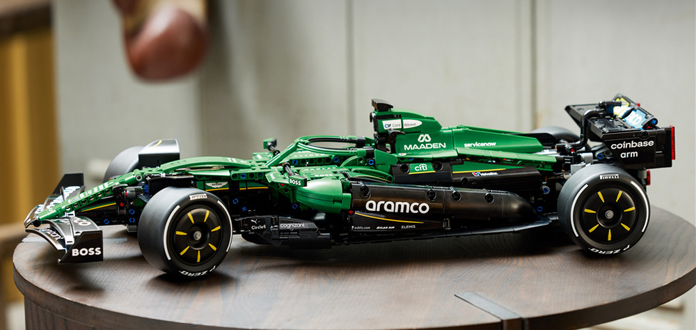 Stavebnica LEGO® Technic 42240 Auto F1® Aston Martin Aramco AMR25 Výrazný monopost meria cez 61 cm a vďaka zelenej karosérii sa stane neprehliadnuteľnou dekoráciou.