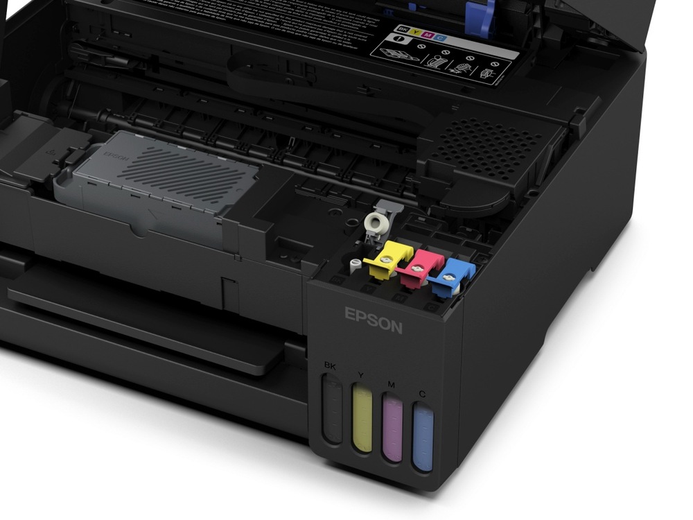 Tlačiareň multifunkčná Epson EcoTank L3362 čierna Detail otvorenej tlačiarne Epson EcoTank s odkrytým vnútorným tlačovým mechanizmom. Vpravo sú štyri farebne označené plniace otvory atramentových nádržiek a priehľadné okienka pre kontrolu ich hladiny