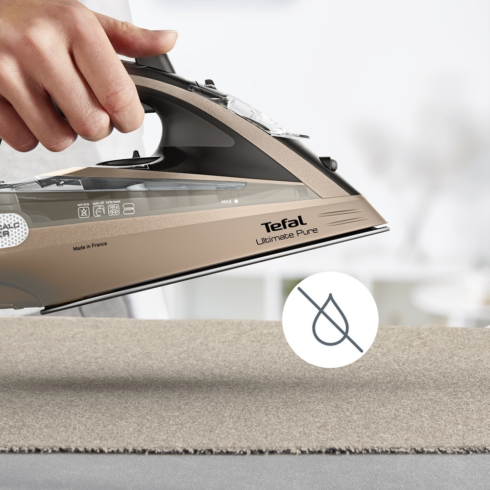 Žena drží žehličku Tefal FV9852E0 Ultimate Pure, ktorá nekvapká