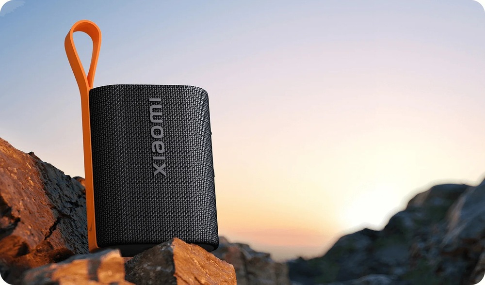 Outdoorový pohľad na Xiaomi Sound Pocket na skale