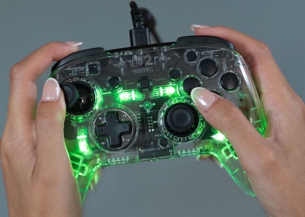 Gamepad Turtle Beach Afterglow Wired RGB, NS2 priehľadný ženské ruky drží gamepad Turtle Beach Afterglow Wired RGB