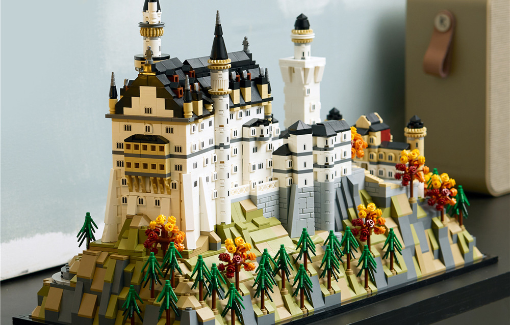 Prepracované architektonické detaily a ceduľka dotvárajú výstavný model vhodný do zbierky slávnych stavieb LEGO