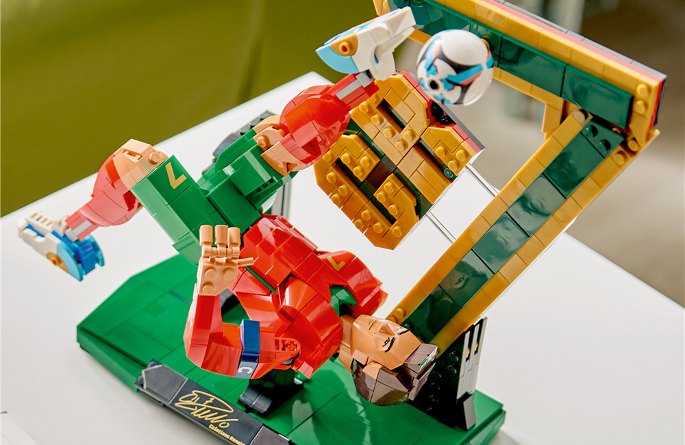 Stavebnica LEGO® Editions 43016 Cristiano Ronaldo – Fotbalová legenda Hotový model LEGO vytvorí výraznú futbalovú dekoráciu a zberateľský kúsok pre fanúšikov športu od 12 rokov