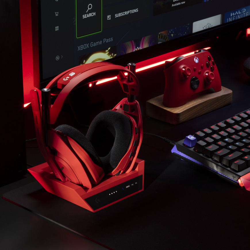 Headset Logitech G Astro A50 X Lightspeed Wireless + Base Station červený Detail headsetu Logitech G A50 X LIGHTSPEED v hernej zostave s ovládačom, monitorom a klávesnicou