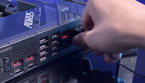 GIGABYTE X870 AORUS STEALTH ICE myslí aj na jednoduchú inštaláciu komponentov
