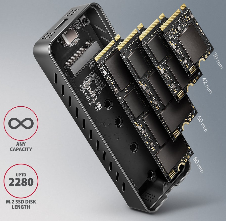 Externý rámček Axagon ARMORED box, USB-C 20Gbps - M.2 NVMe SSD čierny Na obrázku je otvorený externý box AXAGON pre M.2 NVMe SSD. Je zobrazený šikmo, takže je vidieť vnútorný slot na zasunutie disku aj niekoľko pozícií pre rôzne dĺžky modulov. Vedľa boxu sú nakreslené štyri SSD moduly s dĺžkami 30, 42, 60 a 80 mm, takže obrázok ukazuje kompatibilitu s rôznymi formátmi až do 2280. Po stranách boxu sú vetracie otvory a hore USB-C konektor.