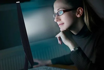 Monitor Philips 24B2D5300/00 čierny Žena pracujúca v tmavej miestnosti na obrazovke Philips 24B2D5300/00 s redukciou modrého svetla