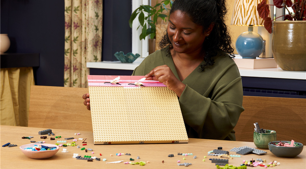 Stavebnica LEGO® Art 31218 Krajina se sakurami Model zachytáva japonskú krajinu s horou Fudži, čajovňou, žeriavmi a rozkvitnutými sakurami v ružových tónoch.