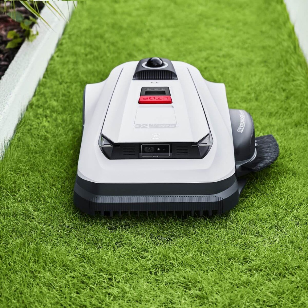 automatické kosenie trávnika na záhrade s moderným domom pomocou robotickej kosačky Ecovacs A3000