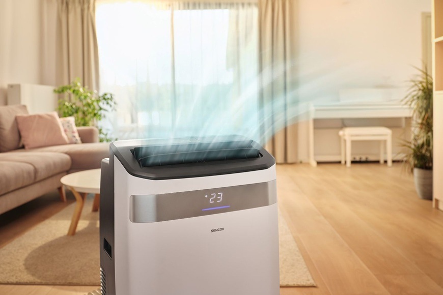 Mobilná klimatizácia Sencor SAC MT1270C EXTRASILENT s výkonným prúdením chladného vzduchu efektívne ochladzuje moderný interiér a zaisťuje komfort počas horúcich letných dní.