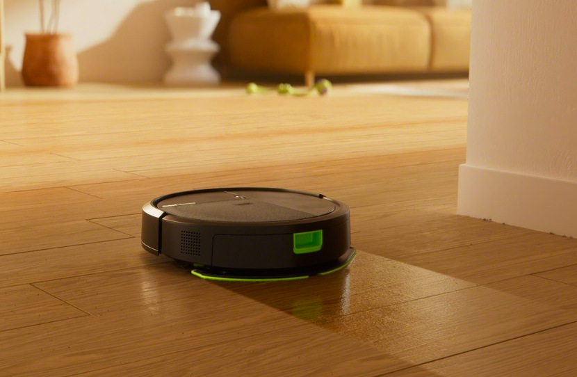 Robotický vysávač iRobot Roomba 115 Combo + AutoEmpty dock čierny iRobot Roomba 115 Combo vytiera drevenú podlahu mikrovláknovou mopovacou podložkou