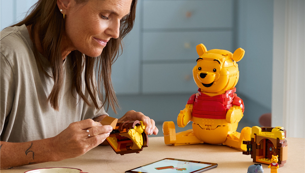 Stavebnica LEGO® │ Disney 43300 Macko Pu Otváracia nádoba na med ukrýva dve miestnosti s Púom a Ijačikom, zatiaľ čo pohyblivé časti menia jeho pózy.