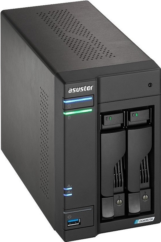 Sieťové úložisko Asustor Lockerstor 2 Gen2+ AS6702T v2 čierne Čierne dvojšachtové NAS Asustor Lockerstor z bočného uhla. Vpredu sú dva výsuvné sloty pre disky, logo Asustor, farebné stavové kontrolky a modrý USB port, hore aj na boku sú vetracie otvory.