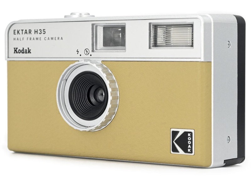 Analógový fotoaparát Kodak so svetelnosťou f/9,5, vstavaný blesk